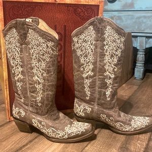 Corral leather cowboy boots with embroidery size 8.5-w